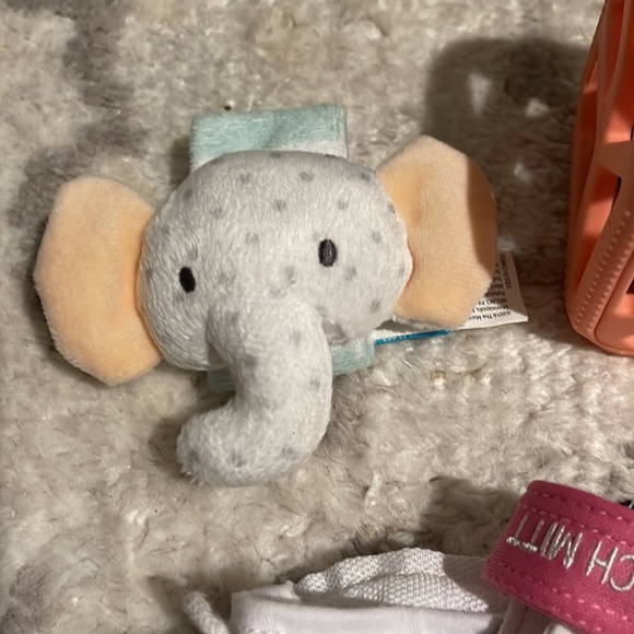 Baby teether set.  Bibs pacifiers (6-18m), munch mitt, teether toy & hand rattle - Picture 7 of 8